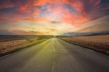 İzlanda 'nın doğusundaki fiyordun kıyısında asfalt yol..