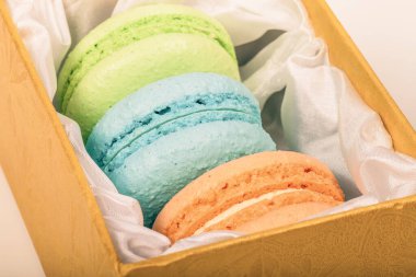 Açık arkaplanda renkli pasta kurabiyeleri. Ayarlanmış.