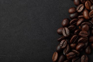 Duvar kağıdı ya da dekor için siyah arka planda kavrulmuş kahve çekirdekleri..