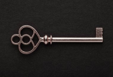 Boş siyah arkaplanda dekoratif metal tuş.