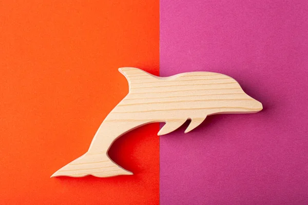 Фигурка Дельфина Вырезанная Твердой Сосны Вручную Многоцветном Фоне — стоковое фото