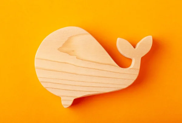 Uma Estatueta Uma Baleia Esculpida Pinho Maciço Com Quebra Cabeças — Fotografia de Stock