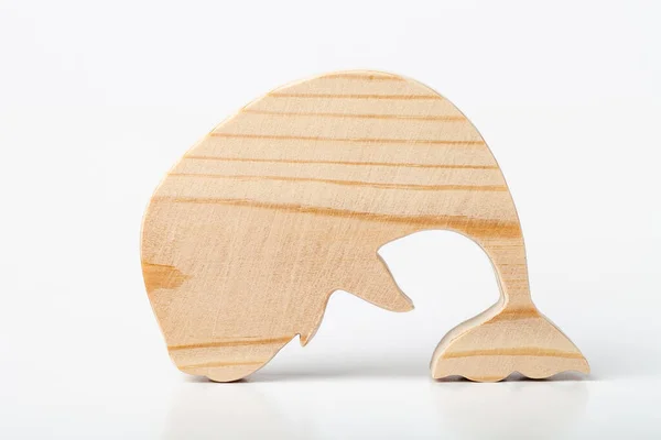 手製のジグソーで松を彫った鯨の姿 白地に — ストック写真