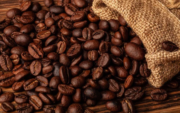 Rostade Kaffebönor Den Gamla Mörka Trä Bakgrund För Tapeter Eller — Stockfoto