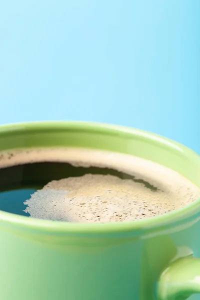 Café Fresco Caliente Con Espuma Taza Verde Sobre Fondo Color — Foto de Stock