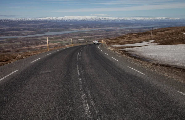 アイスランドの東のフィヨルドの海岸にアスファルトの道路 ロイヤリティフリーのストック写真