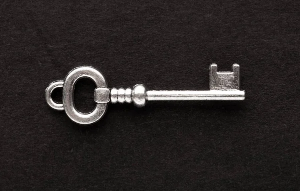 Декоративный Металлический Ключ Пустом Черном Фоне — стоковое фото