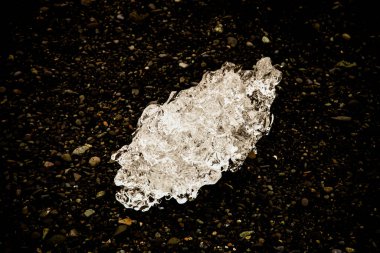 Jokulsarlon buzulunun buzdağları. İzlanda