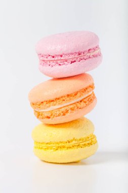 Açık arkaplanda renkli pastalar..