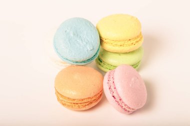 Açık arkaplanda renkli pasta kurabiyeleri. Ayarlanmış.