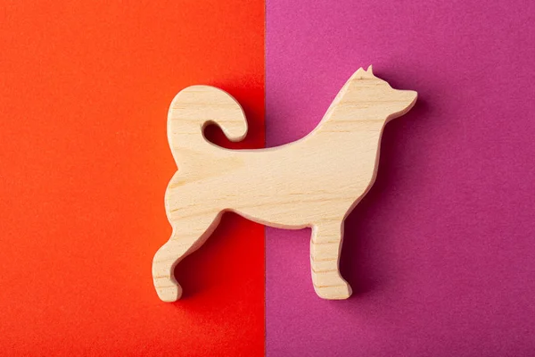 Figur Eines Hundes Ein Husky Aus Massiver Kiefer Mit Einer — Stockfoto