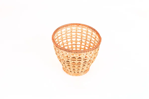 Cesta de vime para frutas isoladas no fundo branco — Fotografia de Stock