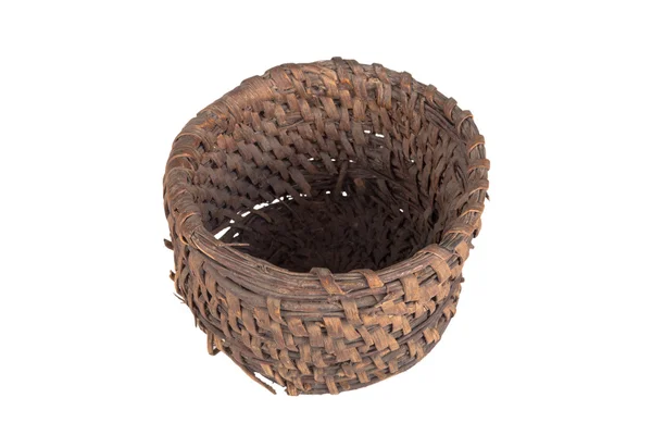 Velho cesta de vime redonda salgueiro isolado no fundo branco — Fotografia de Stock