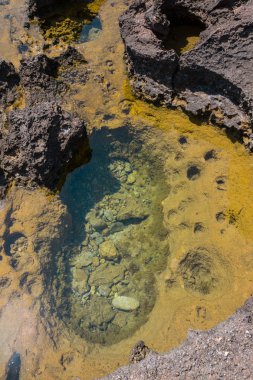 Deniz water.vertical ile deniz kenarı taş çukur dolu