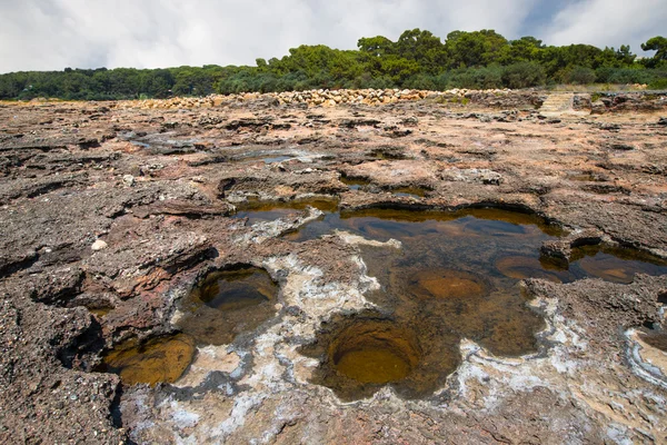 Каменное побережье с ямами для воды — стоковое фото