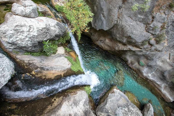 Cachoeira com lago nas montanhas — Fotografia de Stock