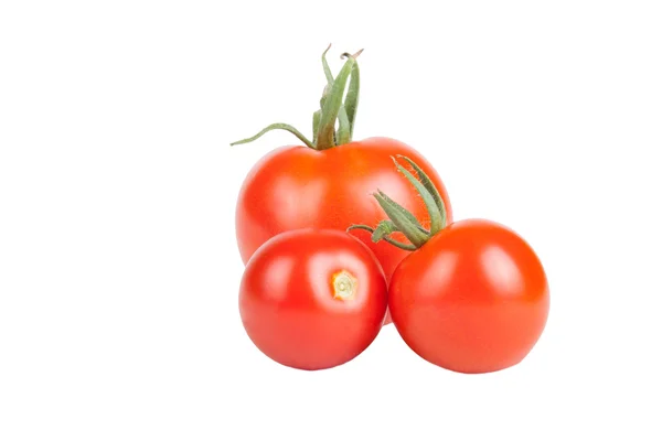Tres tomates rojos de diferentes tamaños aislados sobre fondo blanco —  Fotos de Stock