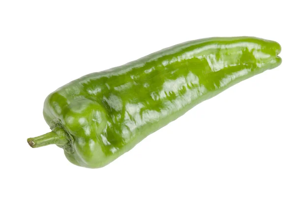 Zielona papryka długo na białym tle — Zdjęcie stockowe