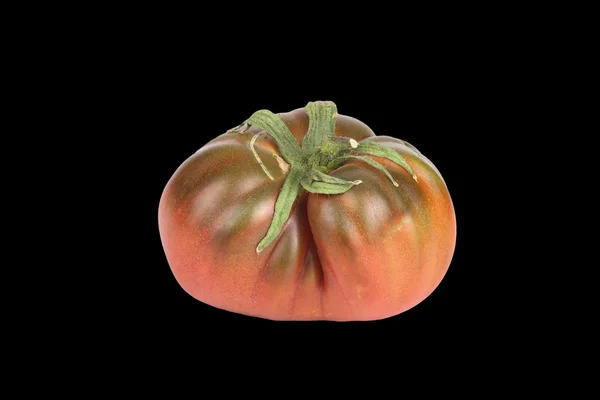 Pomodoro verde e rosso con una crepa isolata su sfondo nero — Foto Stock