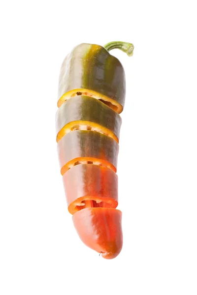 Snijd in plakjes van peper geïsoleerd op een witte achtergrond — Stockfoto