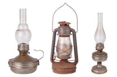 Beyaz arka plan üzerinde izole üç antika gaz lambaları 
