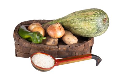 eski bir pirinç ve sebze eski sepet izole o pota