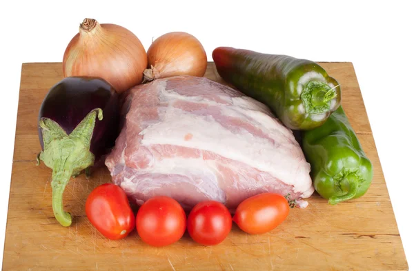 Verdure con carne che giace su una tavola isolata su backgrou bianco — Foto Stock