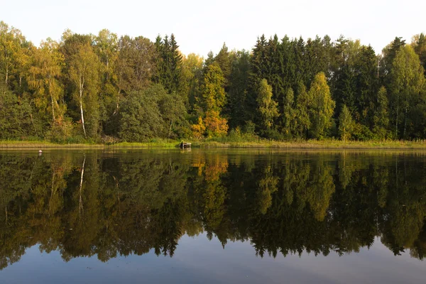 Musim gugur tercermin di danau — Stok Foto