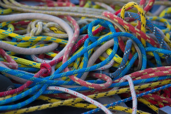 Gréement sur un yacht. Des cordes colorées. Profondeur de champ faible — Photo