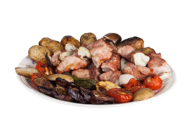 Kebab et légumes grillés sur une assiette isolée sur fond blanc — Photo