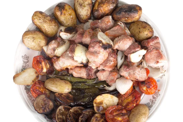 Šíš kebab a grilované zeleniny na talíři izolované na bílém — Stock fotografie