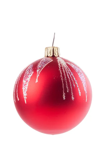 Bola de decoração de Natal vermelho isolado no branco — Fotografia de Stock