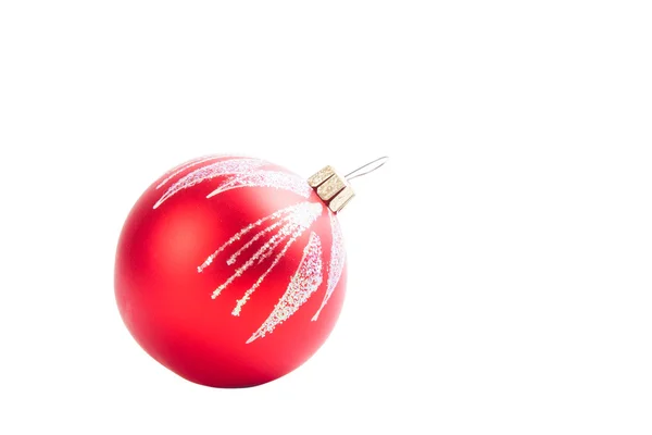 白で隔離される赤いクリスマス装飾ボール — ストック写真