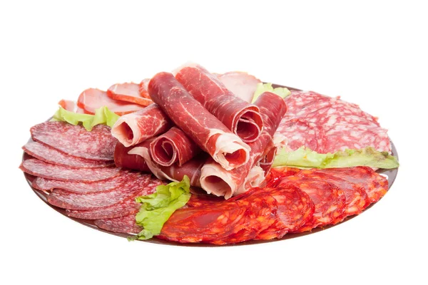 Plaat met verschillende vlees delicatessen geïsoleerd op een witte pagina — Stockfoto