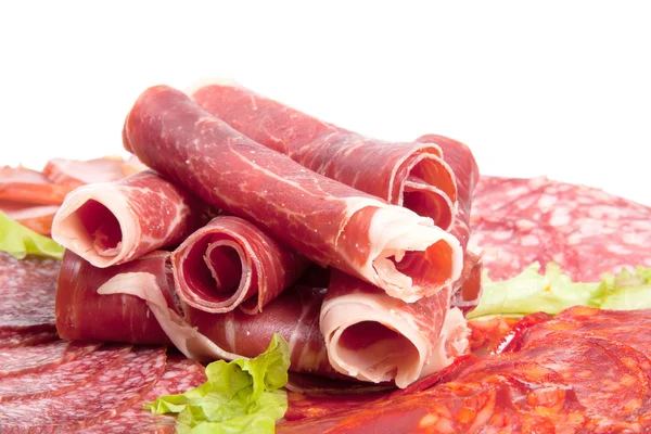 Plaat met verschillende vlees delicatessen geïsoleerd op een witte pagina — Stockfoto