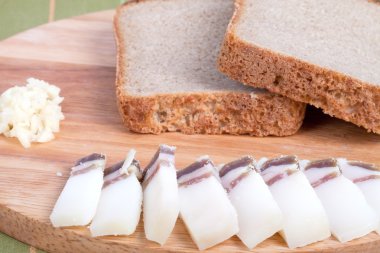 Siyah ekmek, jambon, sarımsak kurulu. sığ derinlik-in tarla