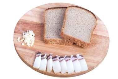 Siyah ekmek, jambon, sarımsak oyun tahtası üzerinde beyaz backgrou izole