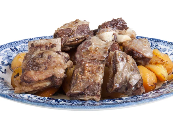 Carne grelhada e batatas em um prato isolado no backgroun branco — Fotografia de Stock