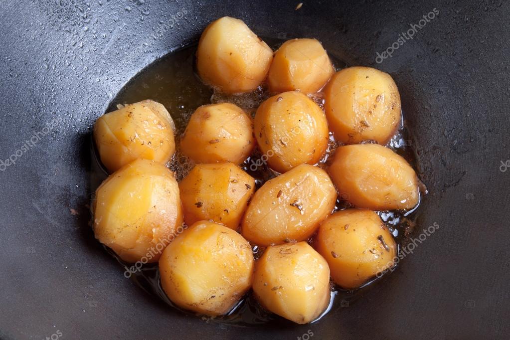 Картошка в казане в масле. Картошку жарят с открытой или закрытой крышкой. Сколько отмачивать картошку для жарки. Если жаришь картошку закрывать крышкой.
