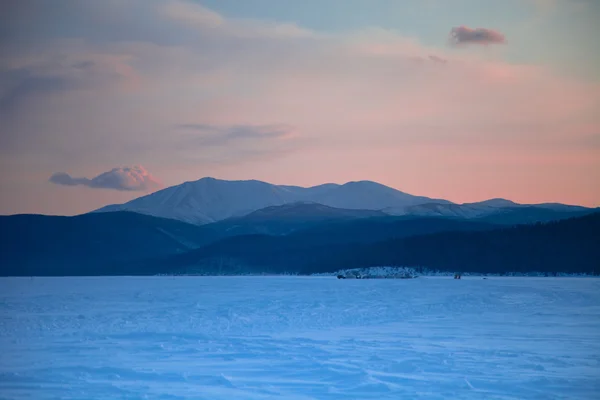 Jezero Bajkal. zima. západ slunce v modrých tónech — Stock fotografie