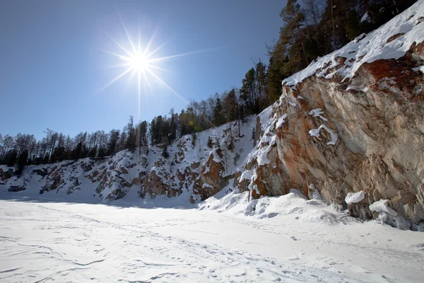Jezioro Bajkał. zimą. Wybrzeże ze skał i drzew sosnowych — Zdjęcie stockowe