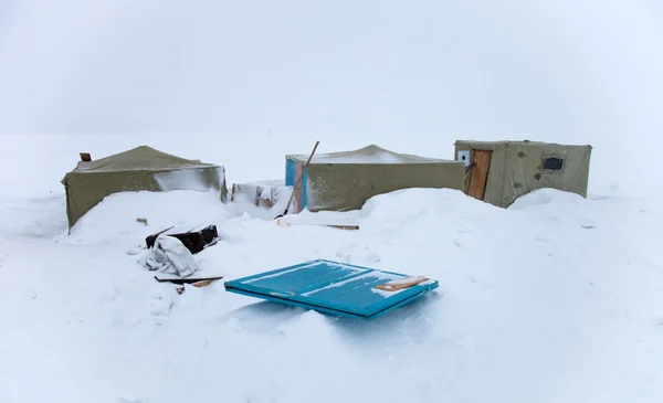 Lago Baikal. Pescatori di yurta sul ghiaccio — Foto Stock