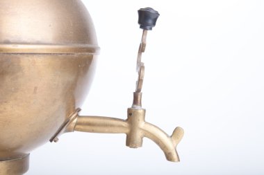 beyaz zemin üzerinde eski pirinç semaver