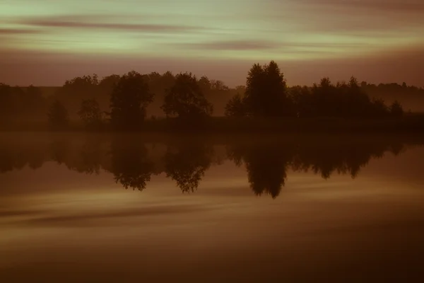 Počátkem podzimu svítání na řece. Tónovaná — Stock fotografie