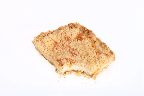 Pedazo de pastel de shortbread sobre un fondo blanco — Foto de Stock