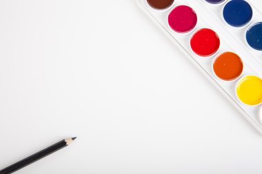 sulu boya kutusu ve üzerinde açık renkli kalem