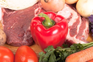 biber, et, domates, havuç, maydanoz, soğan ve lahana üzerinde