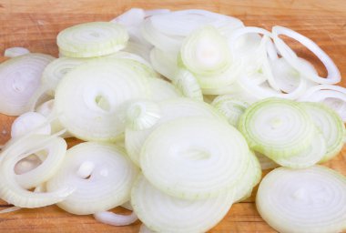 Tahtada dilimlenmiş soğan.