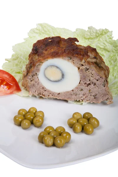 Gehaktbrood met ei en groene erwten geïsoleerd op een witte achtergrond — Stockfoto