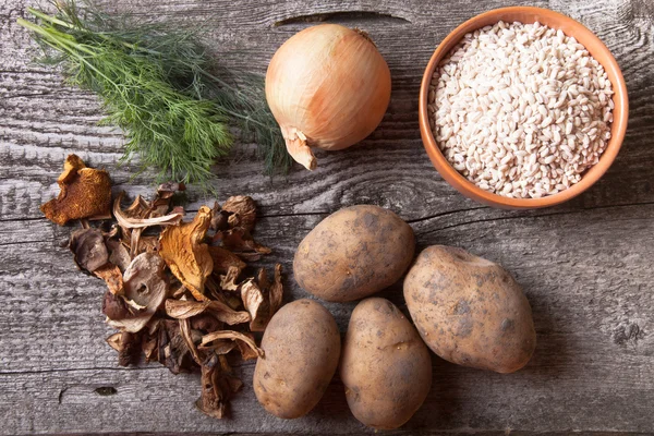 Casas de banho secas, batata, cebola, endro e grão em uma tigela em um ol — Fotografia de Stock